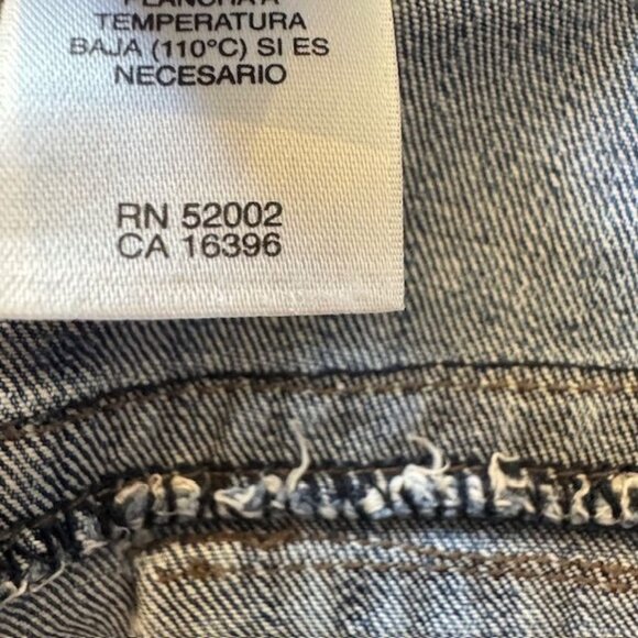 Vintage Denim Mid-Rise Rolled Cuff Capri Jeans With Button Details - Picture 11 of 11